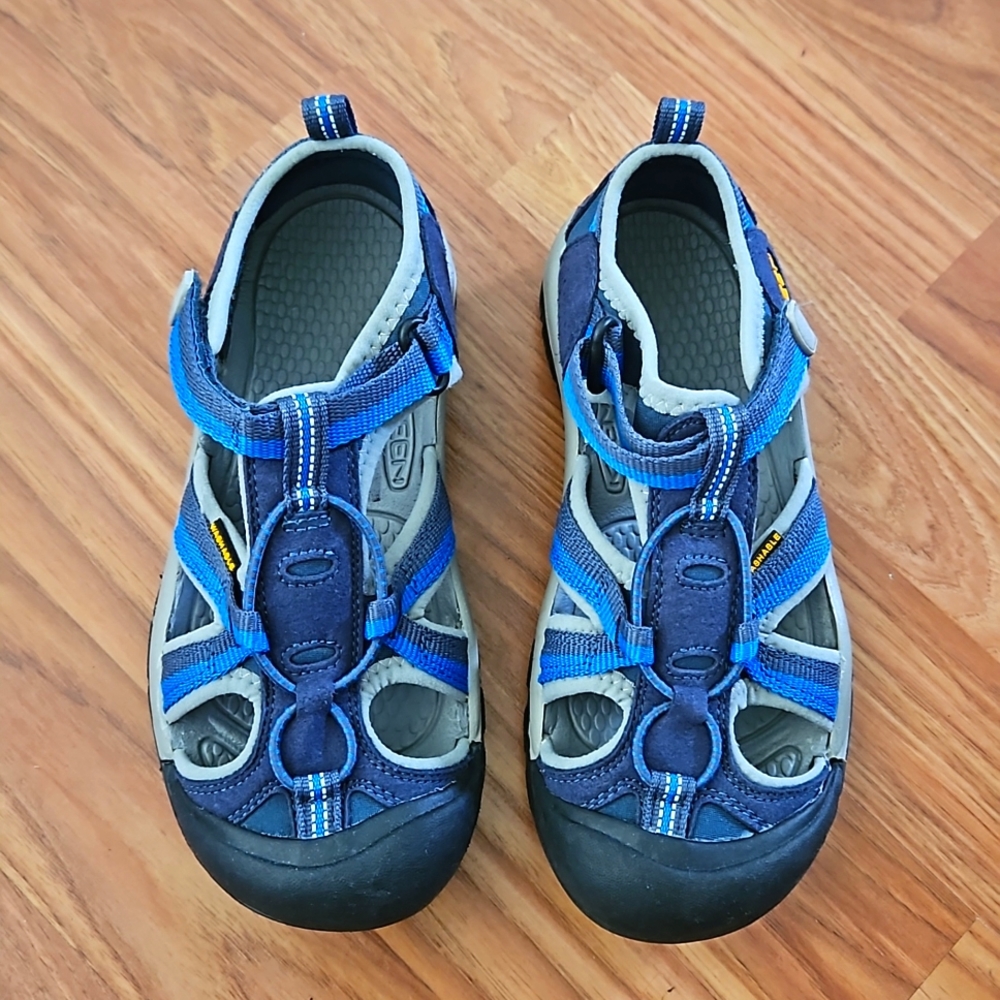 Keen CNX sandals